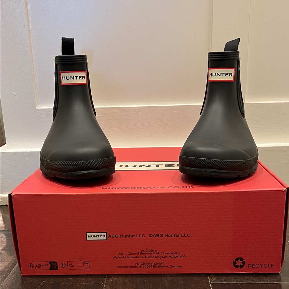 HUNTER Women’s Original Chelsea Boots - Black.  Size: US 6, EU 37, UK 4